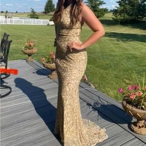 Sherri Hill champagne beaded size 2 excellent. Only worn for pictures.